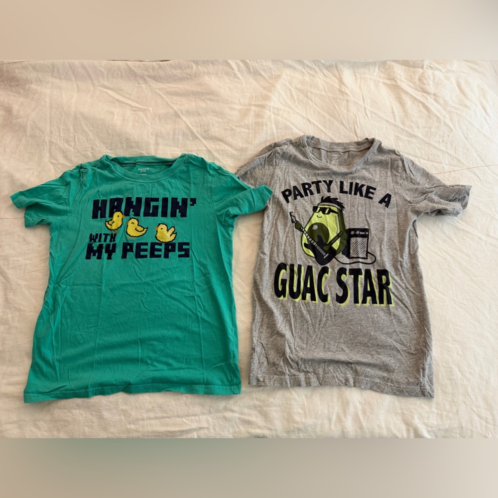 (2) Carter’s boys short sleeve shirt bundle
Size 10/12
Excellent condition Fun
